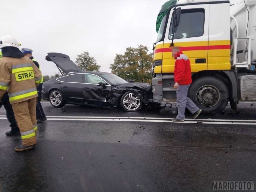 Groźny wypadek w Dąbrowie. Zderzyły się trzy samochody.