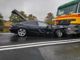 Wypadek na wiadukcie w Dąbrowie. Audi zderzyło się z porsche i ciężarówką