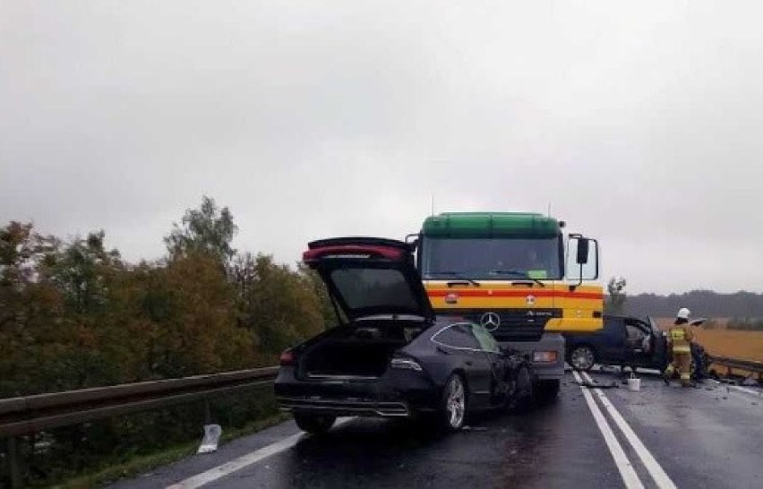 Wypadek na wiadukcie w Dąbrowie. Audi zderzyło się z porsche i ciężarówką