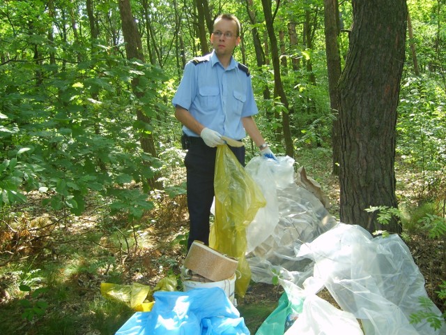 Strażnicy miejscy i gminni często znajdują w śmieciach dane osób, które podrzuciły odpady