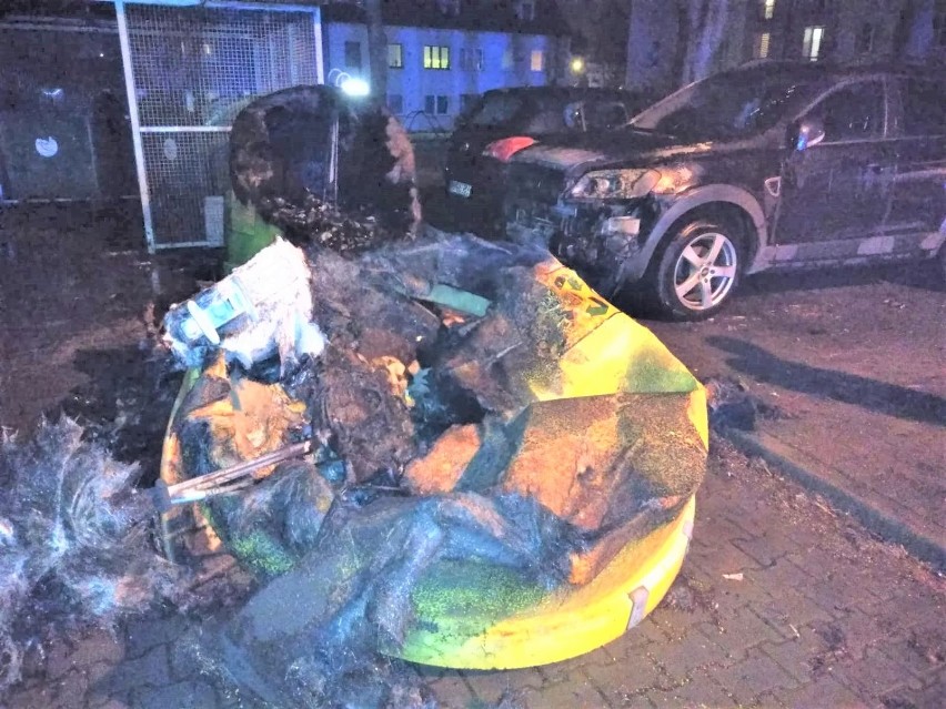 Dwa uszkodzone samochody po pożarze śmietnika w Oświęcimiu. W krótkim czasie na osiedlu Chemików wybuchły dwa pożary