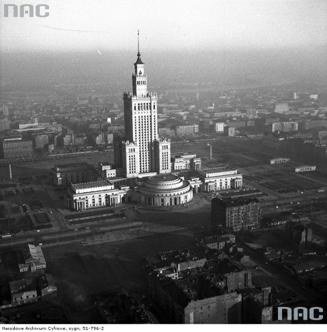 PKiN wciąż budzi żywe emocje wśród mieszkańców Warszawy, chociaż ma swoich licznych zwolenników, szczególnie wśród młodszego pokolenia warszawiaków. Przeciwnicy dalszej obecności tej budowli w stolicy uważają budynek za symbol radzieckiej dominacji nad Polską, wskazując iż rozpoczęto jego budowę w latach najgłębszego stalinizmu, gdy Polska była całkowicie podporządkowana ZSRR.

Źródło: Wikipedia.org