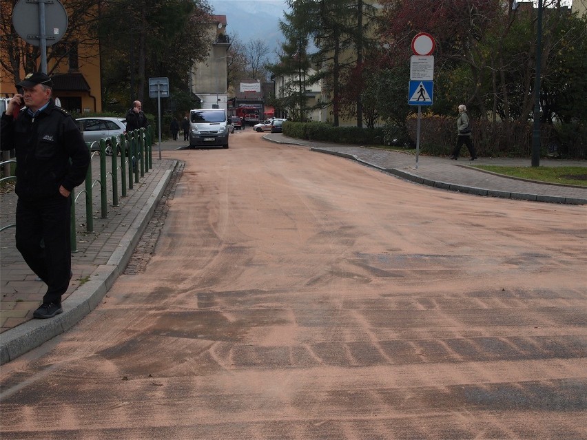 Wyciek w Zakopanem. Cała ulica w oleju [FOTO]