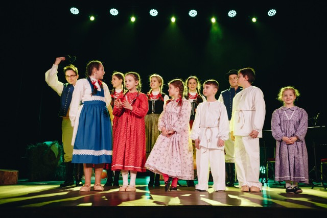 Podczas spotkań dzieci poznają folklor naszego regionu. Poprzez zabawę, śpiew i taniec dowiadują się, jak nasi dziadkowie żyli i spędzali wspólnie czas w dzieciństwie