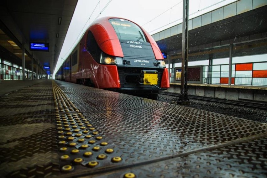 Paraliż komunikacyjny w Rembertowie. Ludzie nie mieszczą się w pociągach