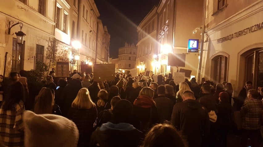 Protest w Lublinie przeciwko zaostrzeniu prawa aborcyjnego. - To jest wojna - grzmią kobiety. Relacja na żywo