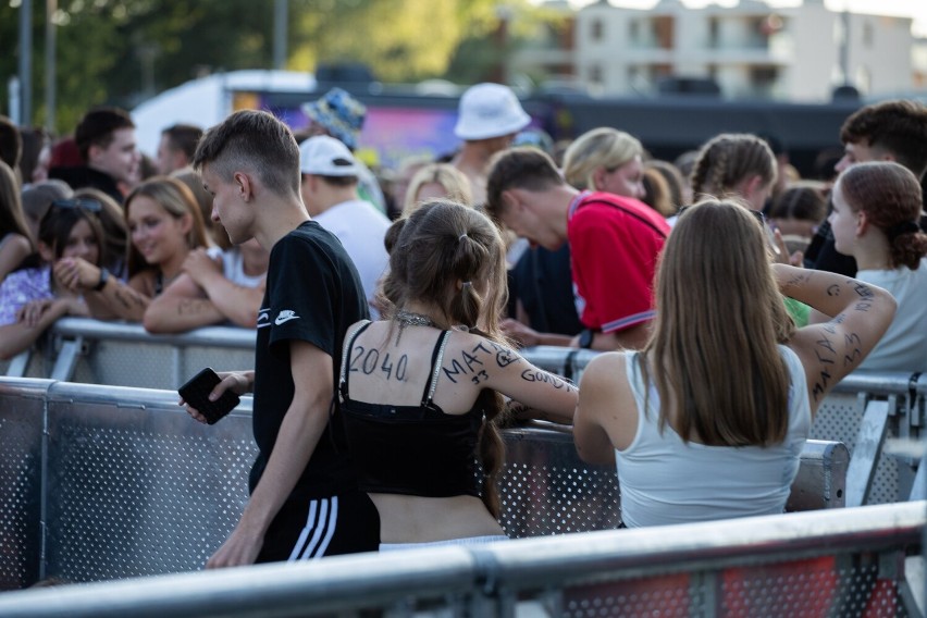 Kraków. Mata przyciągnął tłum fanów i fanek. Koncert przed Tauron Areną opóźnił się o jeden dzień, ale i tak było gorąco! 