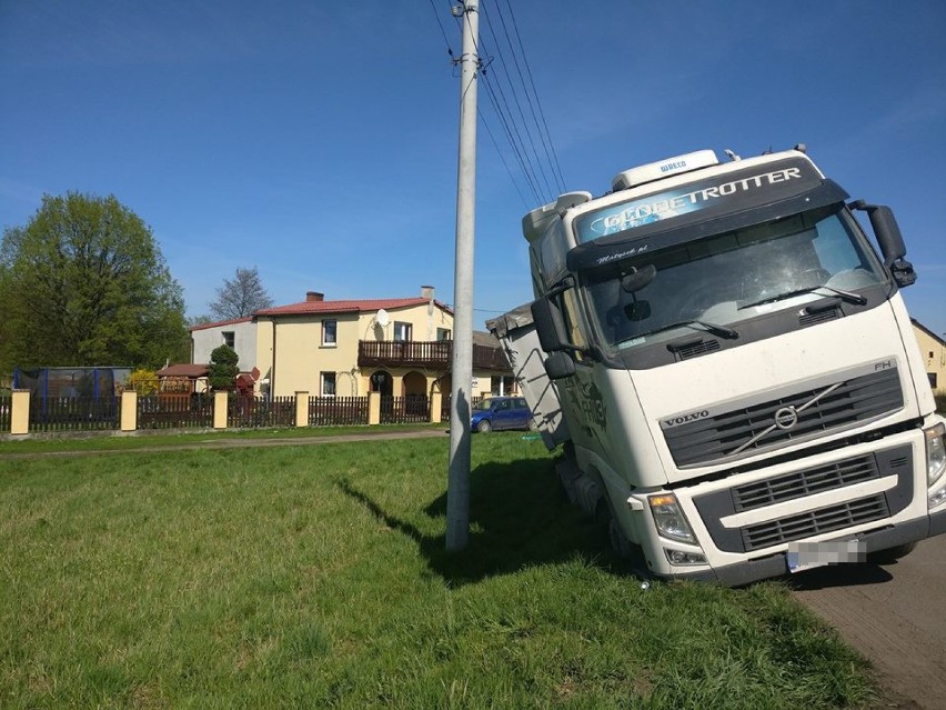 Wypadek na ulicy Sobieskiego w Nędzy. Ciężarówka zawisła na...