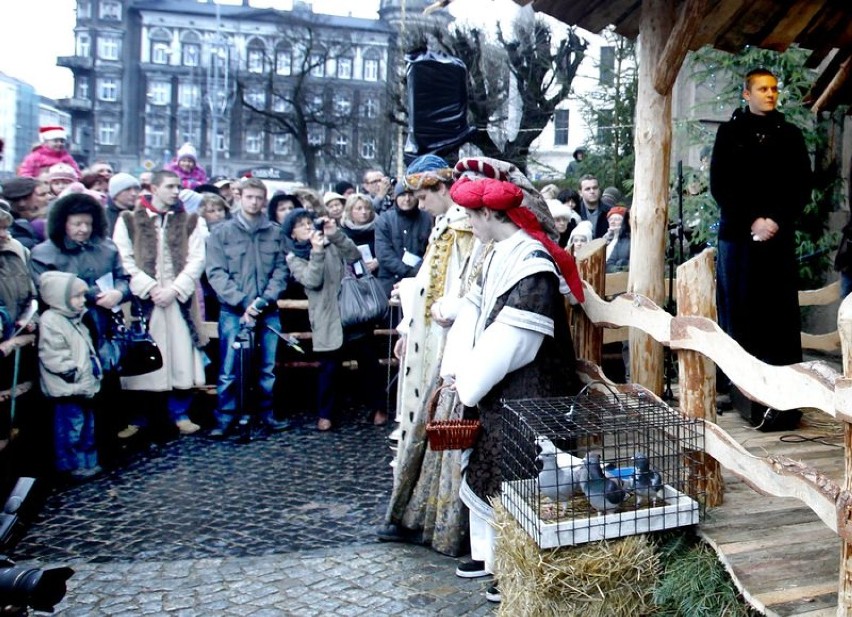 Od wczoraj na pl. Zwycięstwa można oglądać żywą szopkę,...