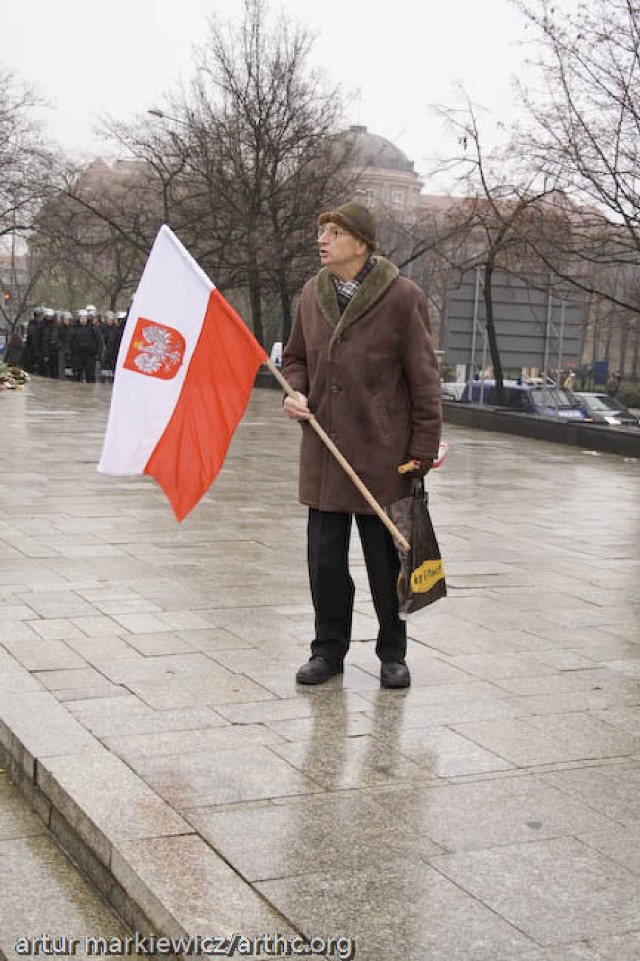 Kombatant czerwca `56 protestujący przeciwko rozpoczęciu marszu sprzed pomnika poznańskich krzyży. Fot. Artur Markiewicz