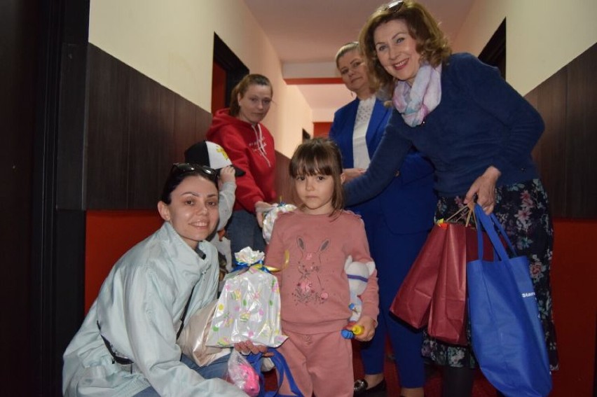 Wielkanoc 2022. Do uchodźców z Ukrainy trafiły paczki przygotowane przez pracowników starosta w Wągrowcu