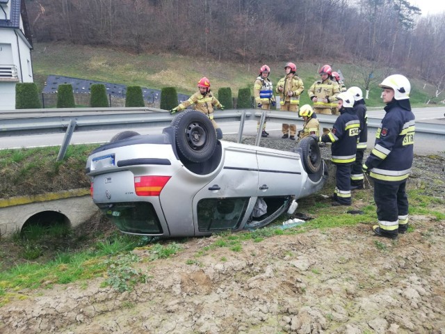 Volkswagen zjechał z drogi i wylądował na dachu. W akcji ratunkowej uczestniczyli strażacy z Tarnowa i Wielkiej Wsi