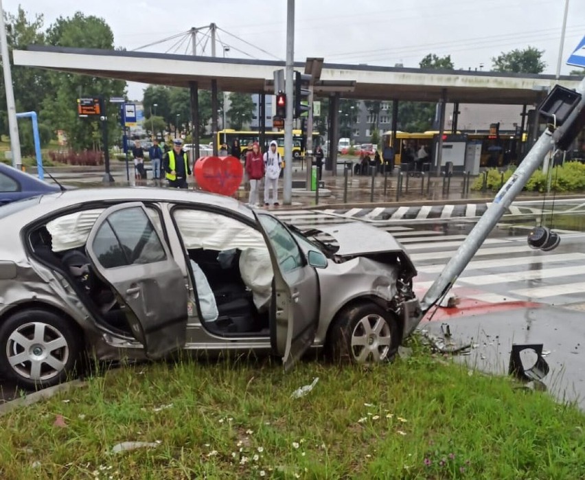 Rozbity radiowóz w Piekarach Śląskich. Doszło do wypadku. Dwóch policjantów trafiło do szpitala
