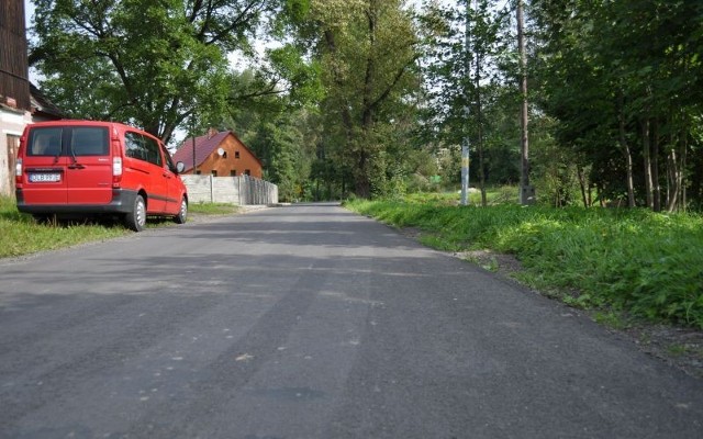 Nową drogą wreszcie można dojechać nad jezioro Leśniańskie bez obaw o urwanie zawieszenia w samochodzie.