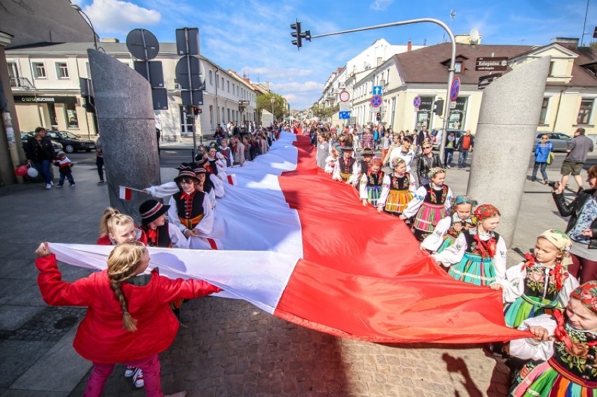 Dzień Flagi w Płocku. Był wspólny polonez, balon Orlenu i...