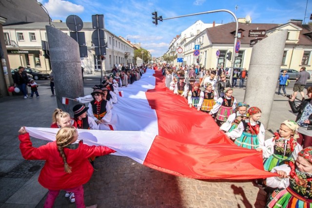 Dzień Flagi w Płocku. Był wspólny polonez, balon Orlenu i wielka flaga