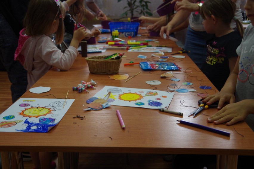 Wakacje 2021. Dzieci poznawały Układ Słoneczny w bibliotece...