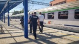 Fałszywy alarm bombowy w pociągu do Warszawy. 26-latek był agresywny i wybił szyby w wagonie