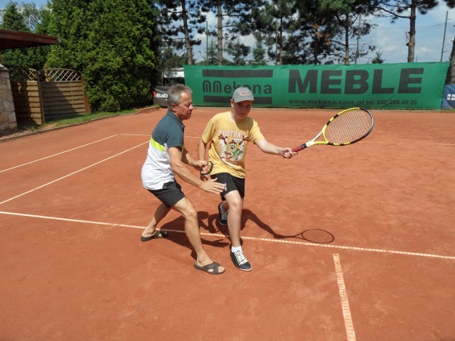 Krystian Kupka (po lewej) prowadzi ośrodek tenisowy w Laryszowie. Teraz też w ramach założonej Tarnogórskiej Akademii Tenisa "AS" bedzie zarządzał kortami w Tarnowskich Góracj