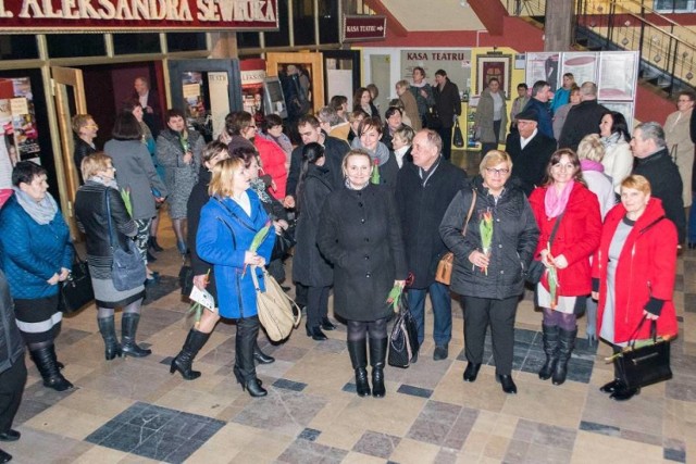 Wyjazd do teatru w Elblągu zorganizowany dla pań przez PSL powiatu malborskiego w 2016 roku.