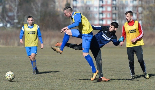 W sobotnim sparingu dwóch czwartoligowców Polonia Przemyśl przegrała z JKS-em Jarosław 1:2 (1:0). Dla miejscowych strzelił Patry Pempuś, a dla gości z karnego Maciej Saramak i Albert Krzyczkowski z rzutu wolnego.