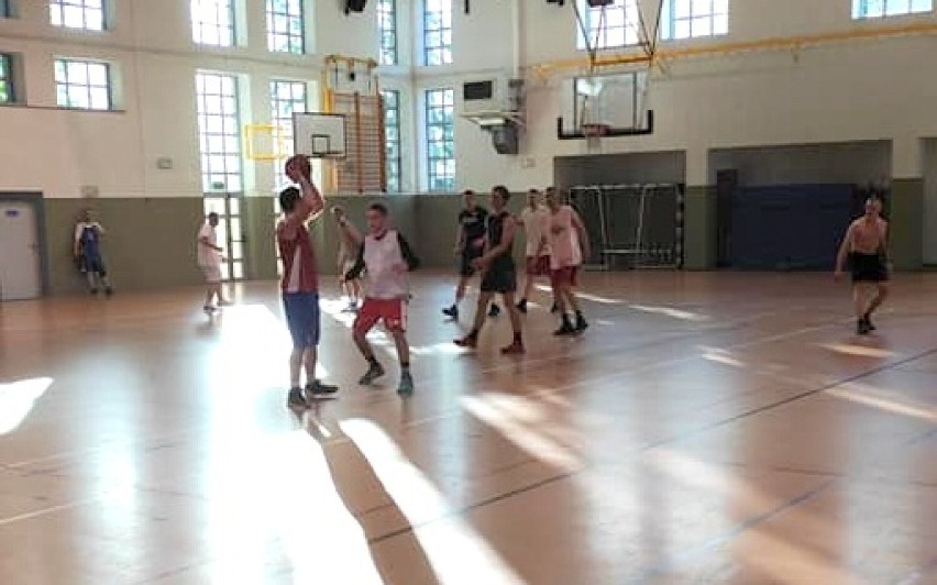 Koszykarze Sokoła Żary zaczęli trenować. Na pierwszym spotkaniu było 20 zawodników