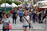 Tłumy ludzi na Jarmarku Kieleckim. Na deptaku można dobrze zjeść, kupić oryginalną pamiątką. Jest gwarno i wesoło [ZDJĘCIA]