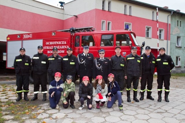 OSP Boguszów przed remizą w 2013 roku