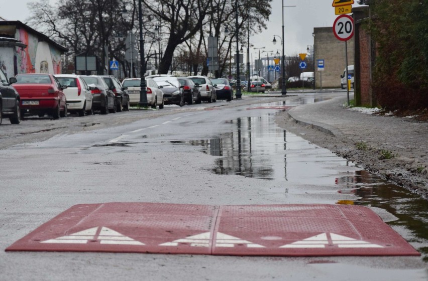 Takie uspokojenie ruchu w Malborku denerwuje kierowców... Pojawiły się progi zwalniające [SONDA]