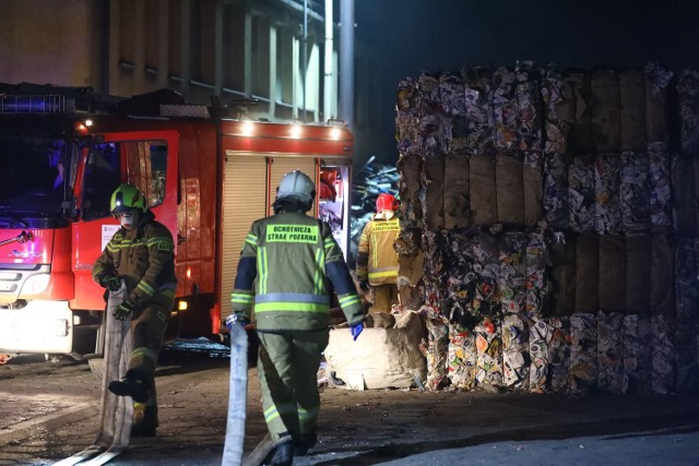 Pożar śmieci na terenie firmy Juko w Piotrkowie. Paliły się tworzywa sztuczne