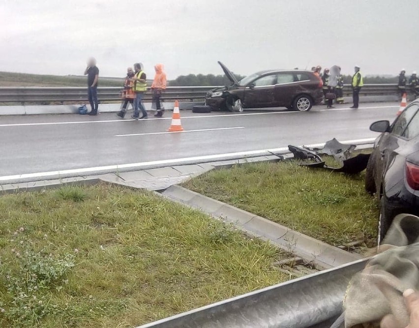 Wypadek na autostradzie A4. Na wysokości Kaszyc dwa samochody uderzyły w bariery [ZDJĘCIA]