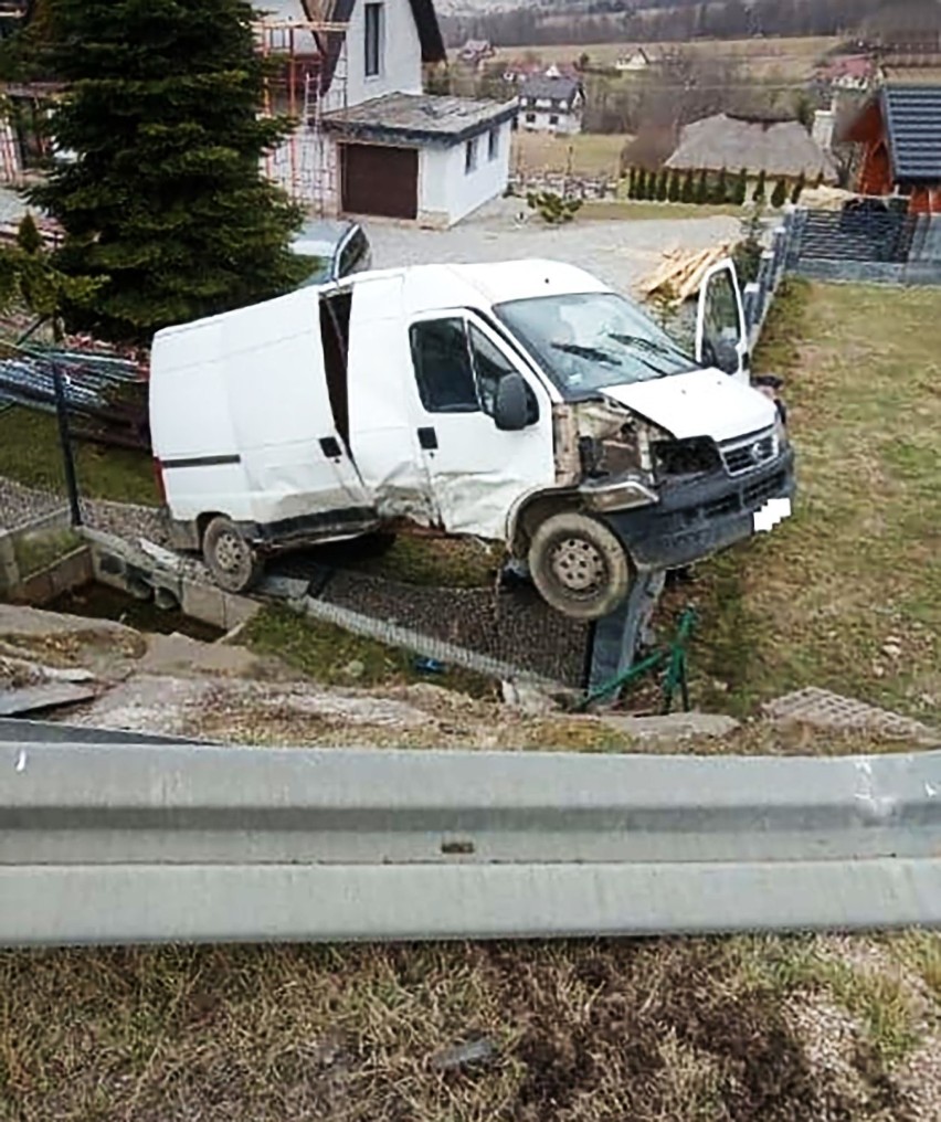 Groźny wypadek na DK 28 pod Mszaną Dolną. Osobówka wyrzuciła dostawczaka z drogi