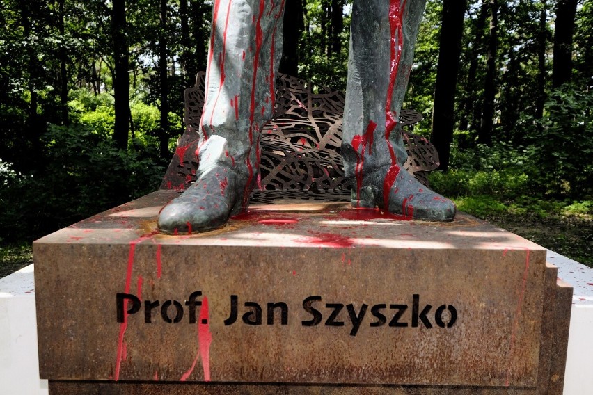 Pomnik profesora Jana Szyszko w Jarocinie oblany czerwoną...