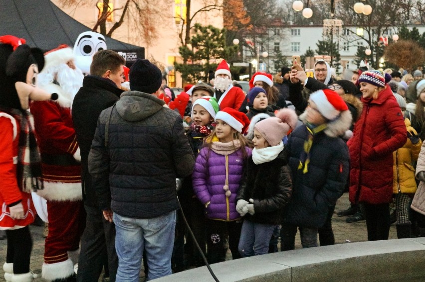 Na placu Legionów w Wieluniu rozbłysła już choinka i świąteczne iluminacje [ZDJĘCIA]