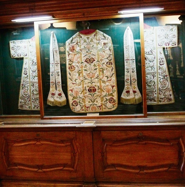 Zabytkowe szaty liturgiczne.