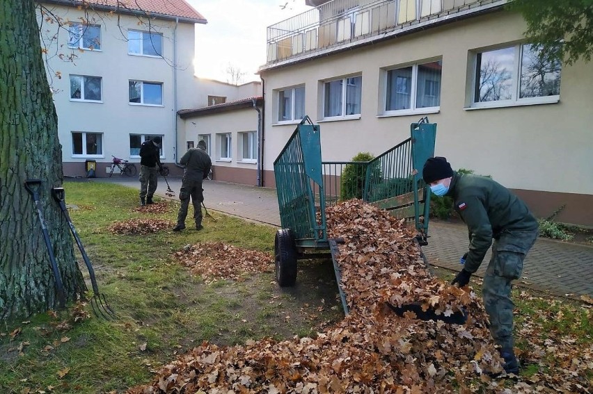 Tak żołnierze pomagają w opolskich placówkach...