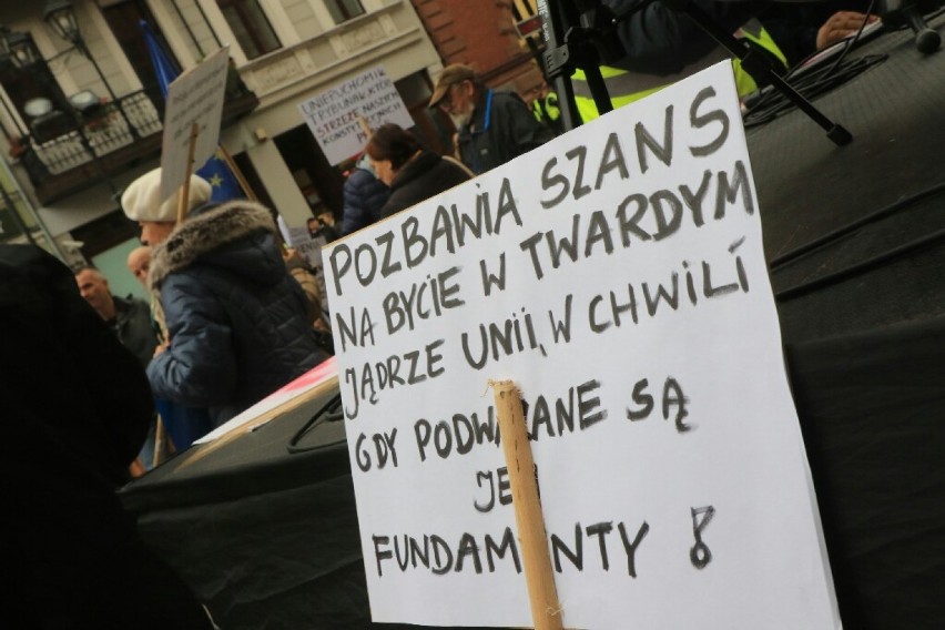 Marsz KOD-u w Toruniu. Organizatorzy uważają , że dzisiejsza...