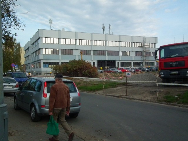 Na parkingu POSUM Poznań prowadzone są odwierty. Łącznie będzie ich 60. Pacjenci największego ośrodka zdrowia w Poznaniu nie mają gdzie zostawić swoich samochodów