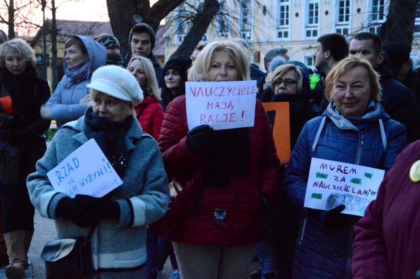 Strajk nauczycieli w Kwidzynie. Na Placu Plebiscytowym odbył się wiec poparcia [ZDJĘCIA]