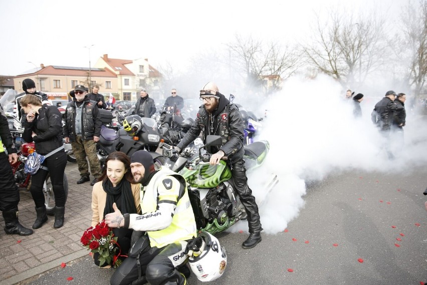 Motocykliści przywitali wiosnę w Koninie. Była parada i topienie marzanny  na  przystani ,,Marina" w Ślesinie [ZDJĘCIA CZ. 2]