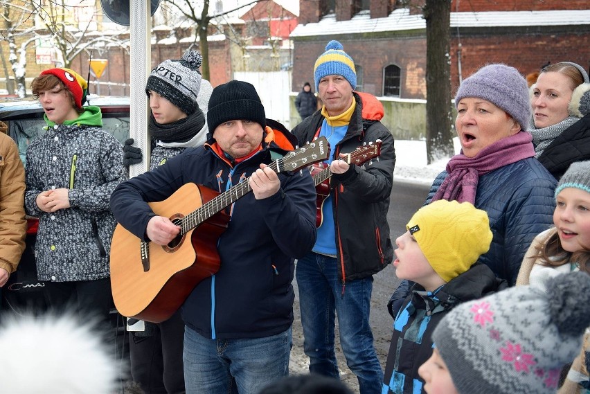 II Stargardzki Orszak Trzech Króli kolędując przeszedł na lodowisko [zdjęcia, wideo]