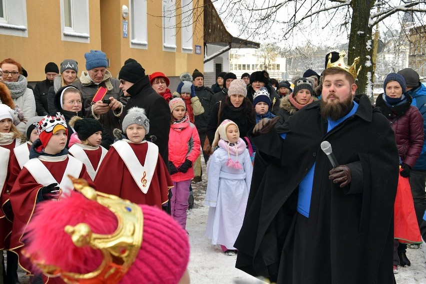 II Stargardzki Orszak Trzech Króli kolędując przeszedł na lodowisko [zdjęcia, wideo]