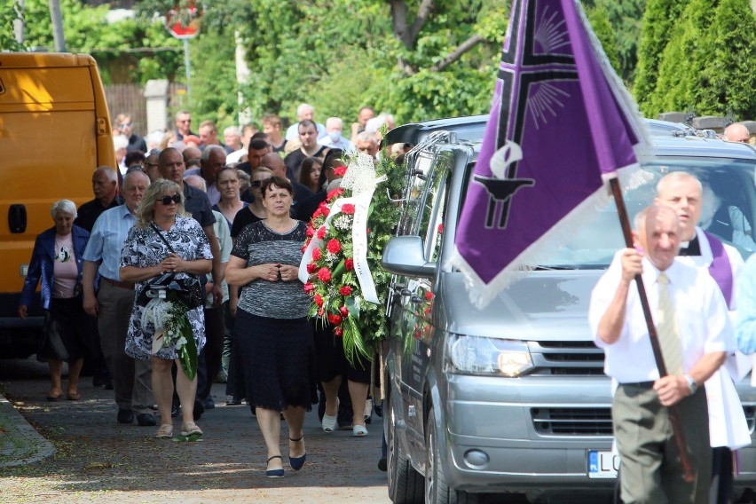 Bliscy pożegnali ofiary wybuchu gazu w Chodlu. W tragicznym wypadku zginęli synowa i teść