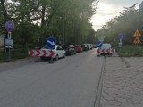 Ustawili znaki na chodnikach w Kielcach, które utrudniają przejście oraz przejazd wózkiem. Mieszkańcy zbulwersowani