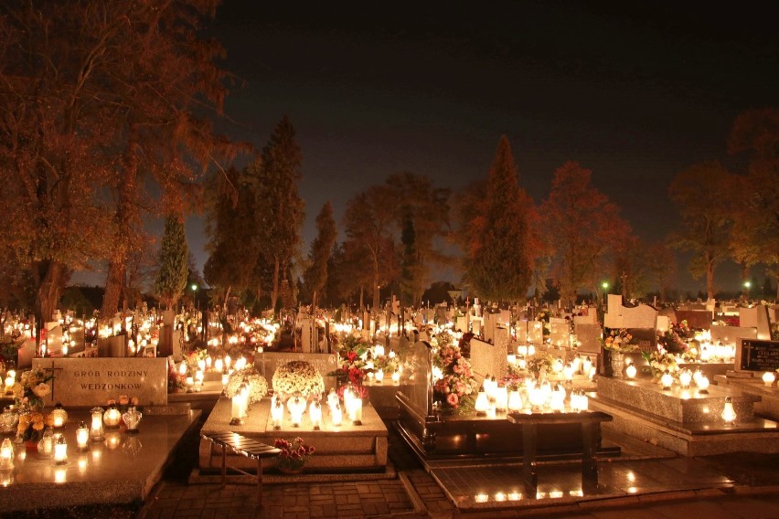 Wszystkich Świętych 2019. Cmentarz w Wieluniu nocą ZDJĘCIA
