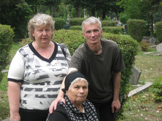 Rosyjska rodzina na cmentarzu w Oleśnicy