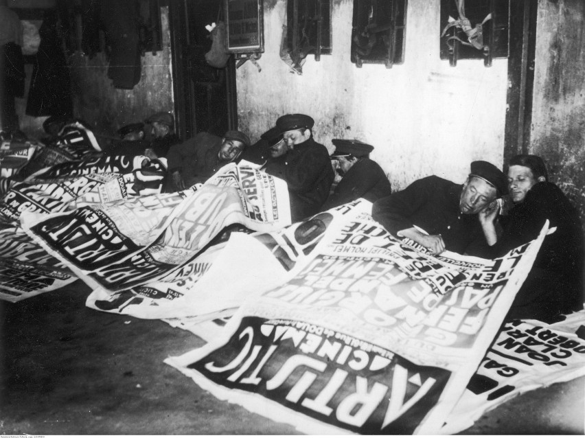 Przykryci plakatami śpią strajkujący pracownicy firmy...