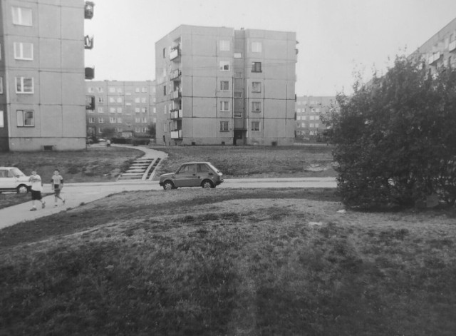 Osiedle Moniuszki, lata 90 - te. Samochodów, jak na lekarstwo i nikt się nie martwił o miejsce do parkowania.