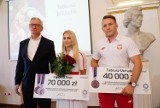 Jacek Jaśkowiak wręczył nagrody "poznańskim" medalistom olimpijskim z Tokio - Karolinie Naji i Tadeuszowi Michalikowi
