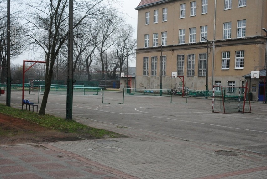 Boisko przy liceum w Kościanie w fatalnym stanie [ZDJĘCIA]